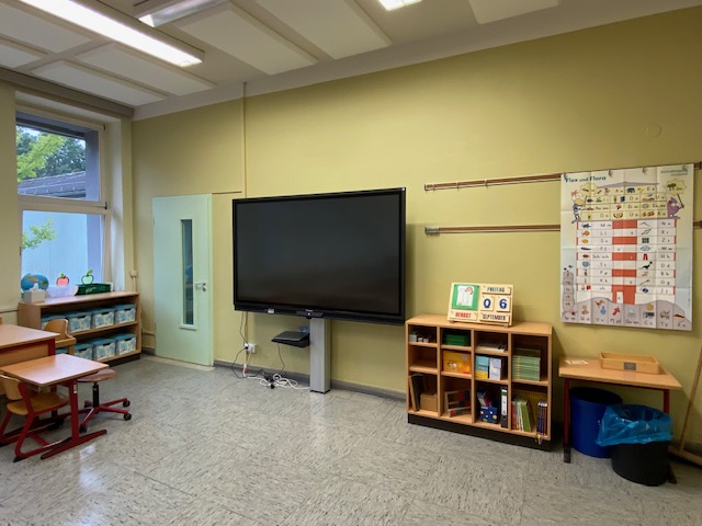 Klassenraum mit digitaler Tafel